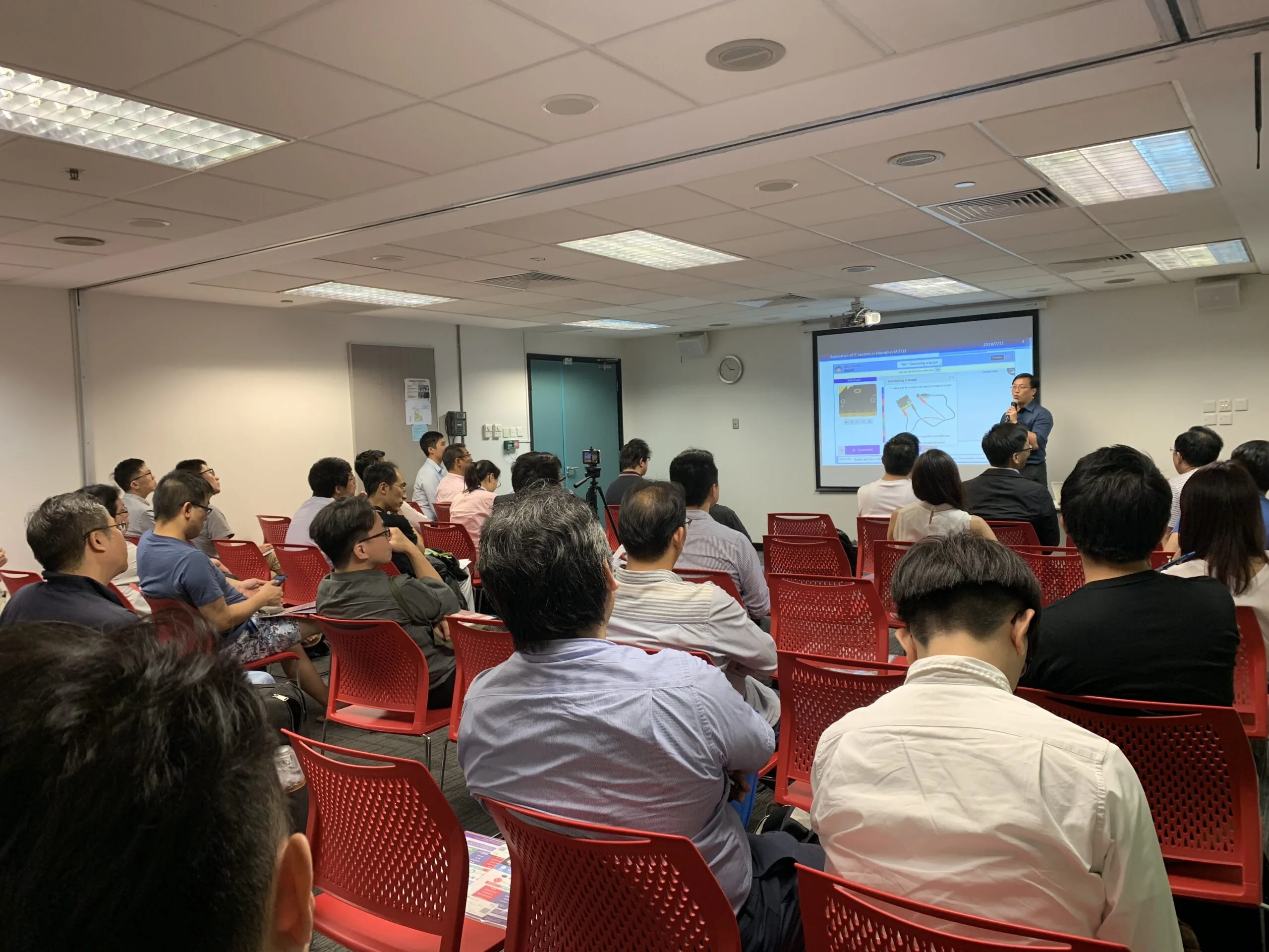 Online management system for teaching Artificial Intelligence at Innocentre 2